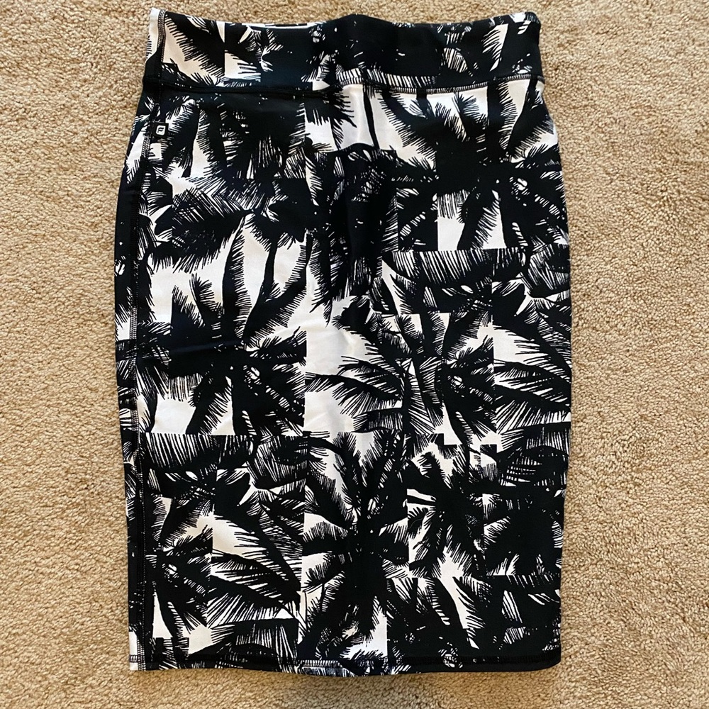 Fabletics black and white skirt